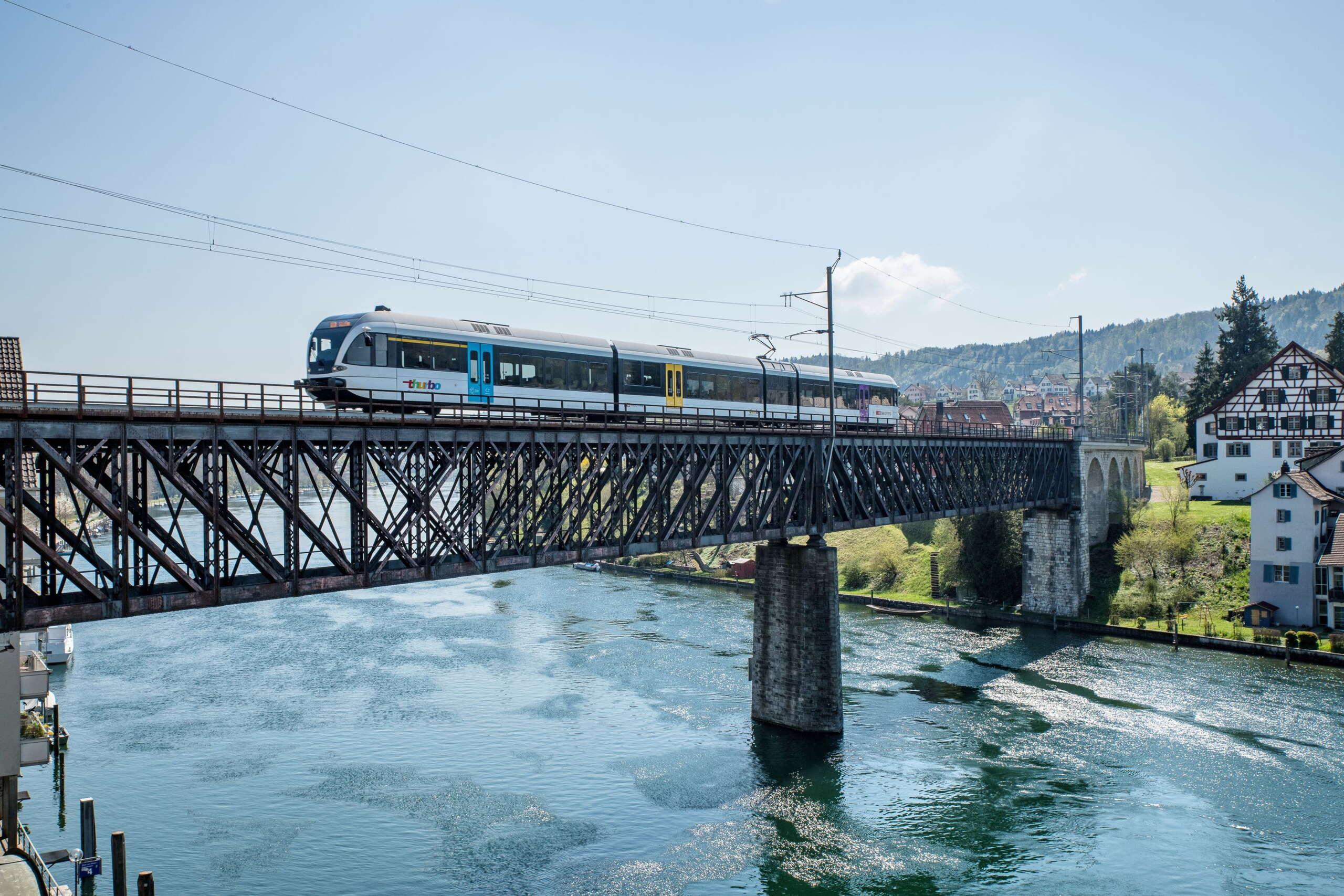 Zug fährt über die Rheinbrücke bei Schaffhausen