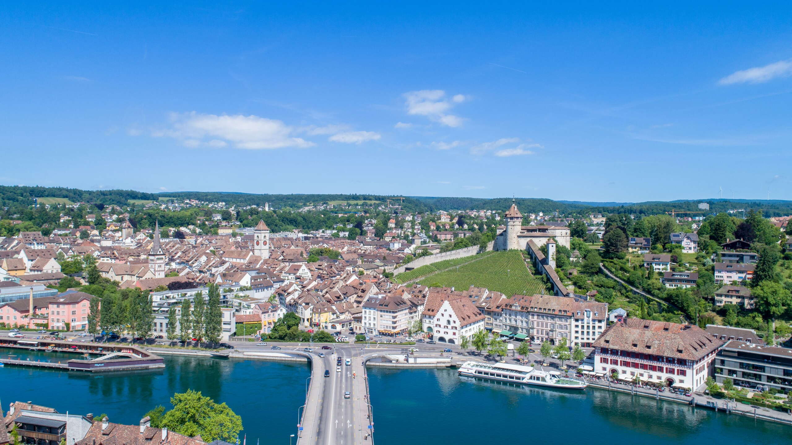 Blick von oben auf die Schaffhauser Altstadt mit dem Rhein im Vordergrund und dem Munot
