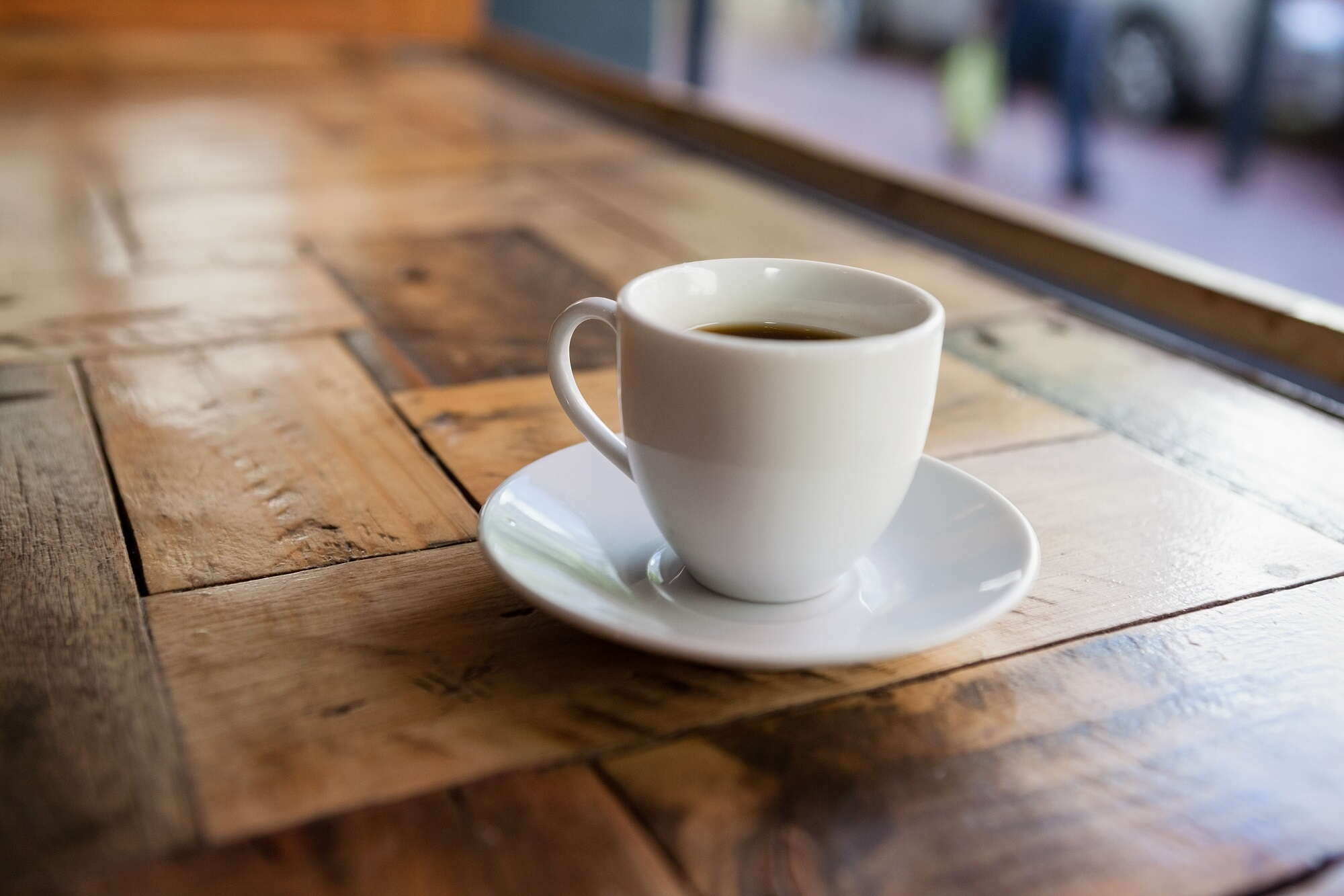 Eine Tasse Kaffee in einem Café.